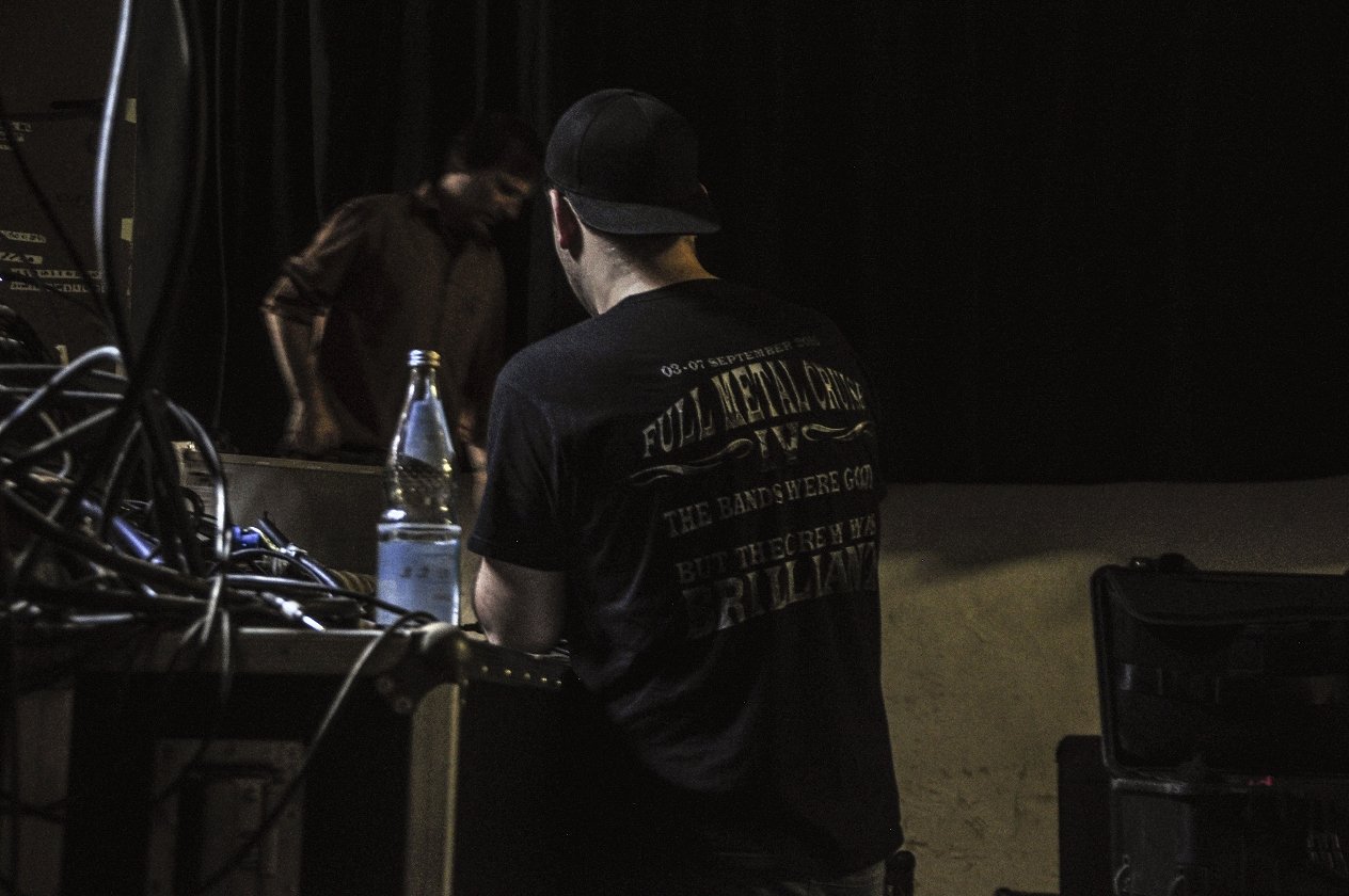 Der Weg Einer Freiheit auf Tour: Wir haben die Black Metaller der Stunde einen Tag lang begleitet. – Ex-Gitarrist Sascha Rissling bleibt der Band als Backliner treu.