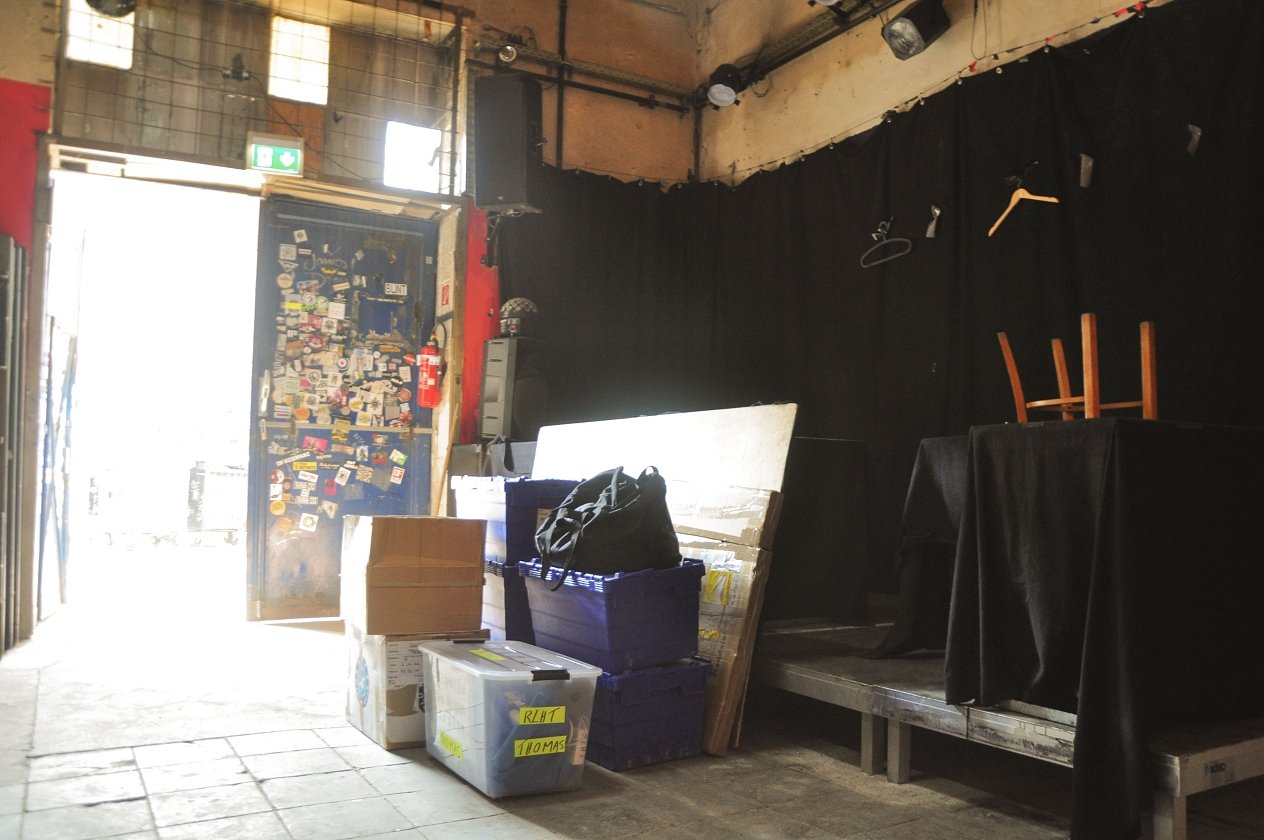 Der Weg Einer Freiheit auf Tour: Wir haben die Black Metaller der Stunde einen Tag lang begleitet. – Hier entsteht ein Merchstand.