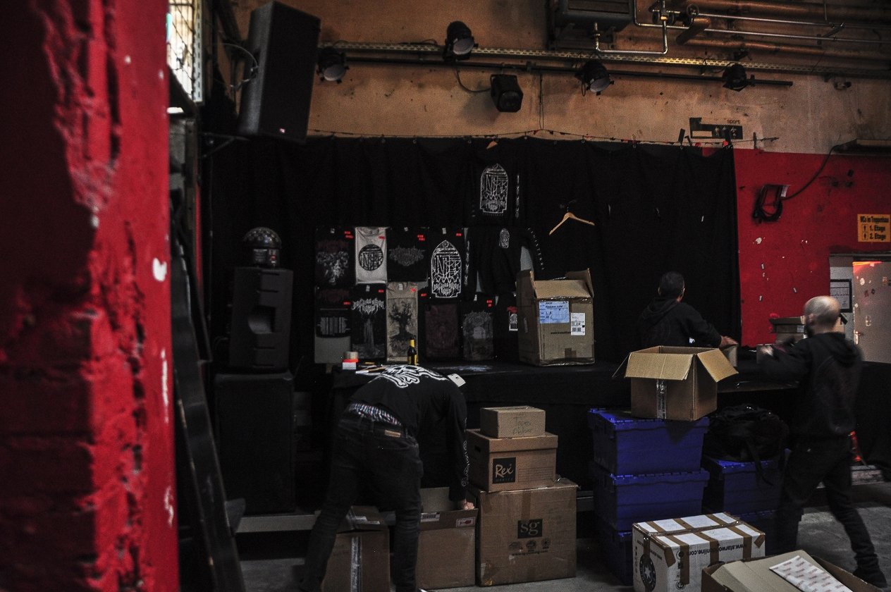 Der Weg Einer Freiheit auf Tour: Wir haben die Black Metaller der Stunde einen Tag lang begleitet. – Der Merchstand wächst.