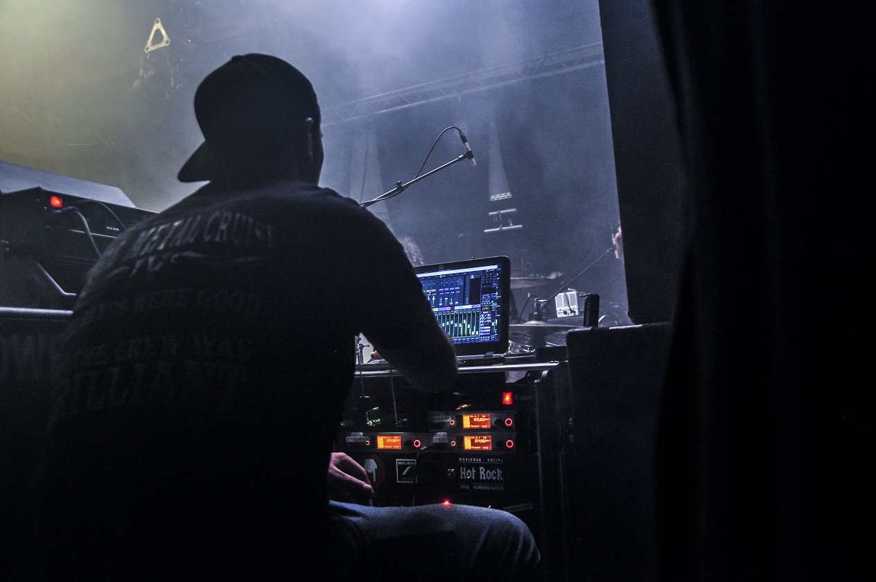 Der Weg Einer Freiheit auf Tour: Wir haben die Black Metaller der Stunde einen Tag lang begleitet. – Sascha Rissling checkt das Monitoring.