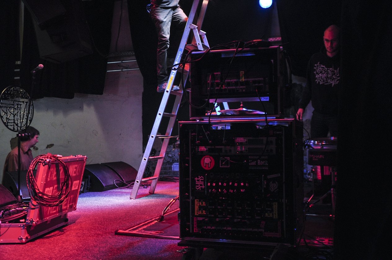 Der Weg Einer Freiheit auf Tour: Wir haben die Black Metaller der Stunde einen Tag lang begleitet. – Technik fürs In-Ear-Monitoring.