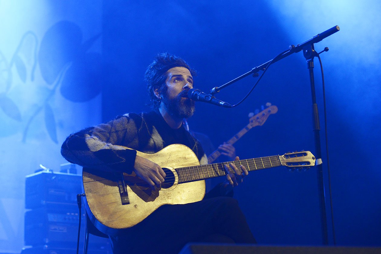 Auch die Schweiz steht auf dem Tourplan durch Europa. – ... Devendra Banhart mit der Akustischen.
