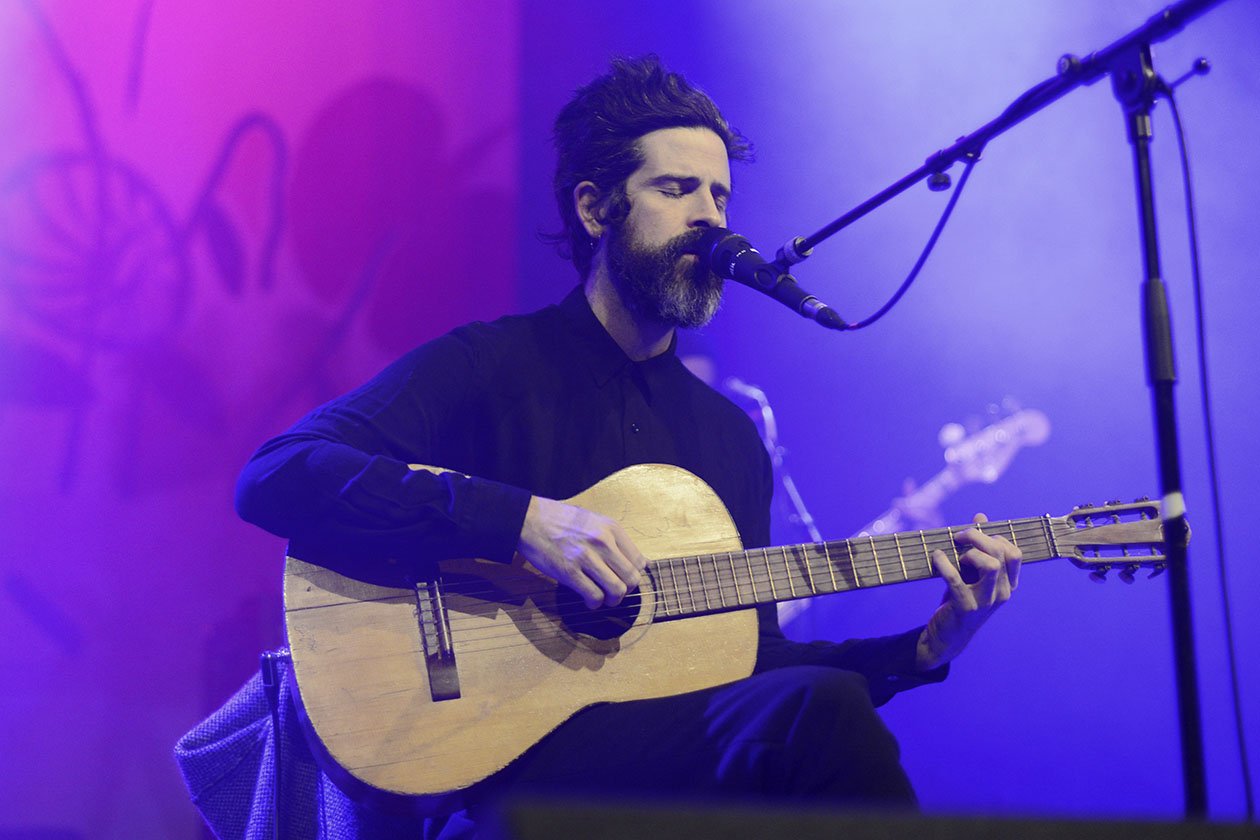 Devendra Banhart – Auch die Schweiz steht auf dem Tourplan durch Europa. – Zu Beginn sitzend ...