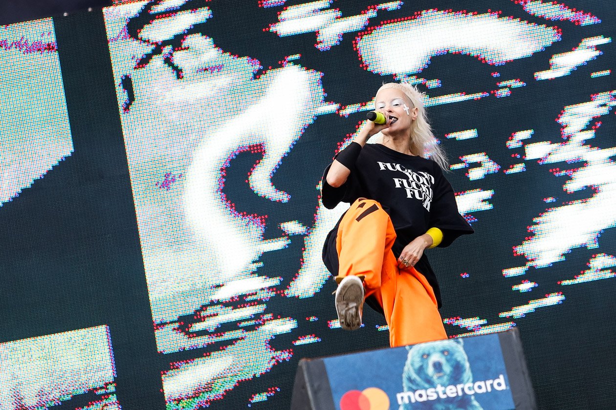 Die Antwoord – Die Südafrikaner rissen am letzten Festivaltag fast die Hauptbühne ab. – Yolandi.
