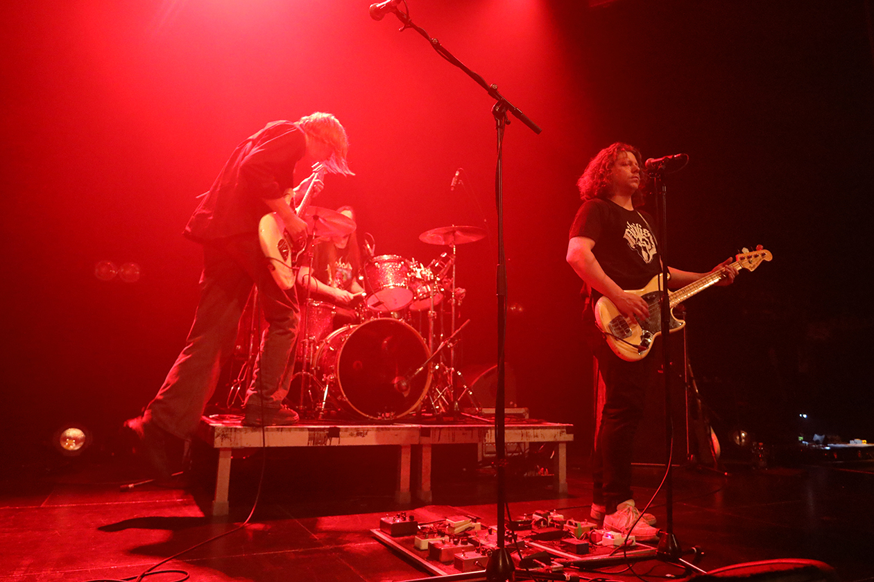 Kevin Kuhn, Julian Knoth und Max Rieger auf  "Live Aus Dem Elfenbeinturm"-Tour im ausverkauften Gloria: Noise-Wut und Flucht vor Wirklichkeit. – Die Nerven.