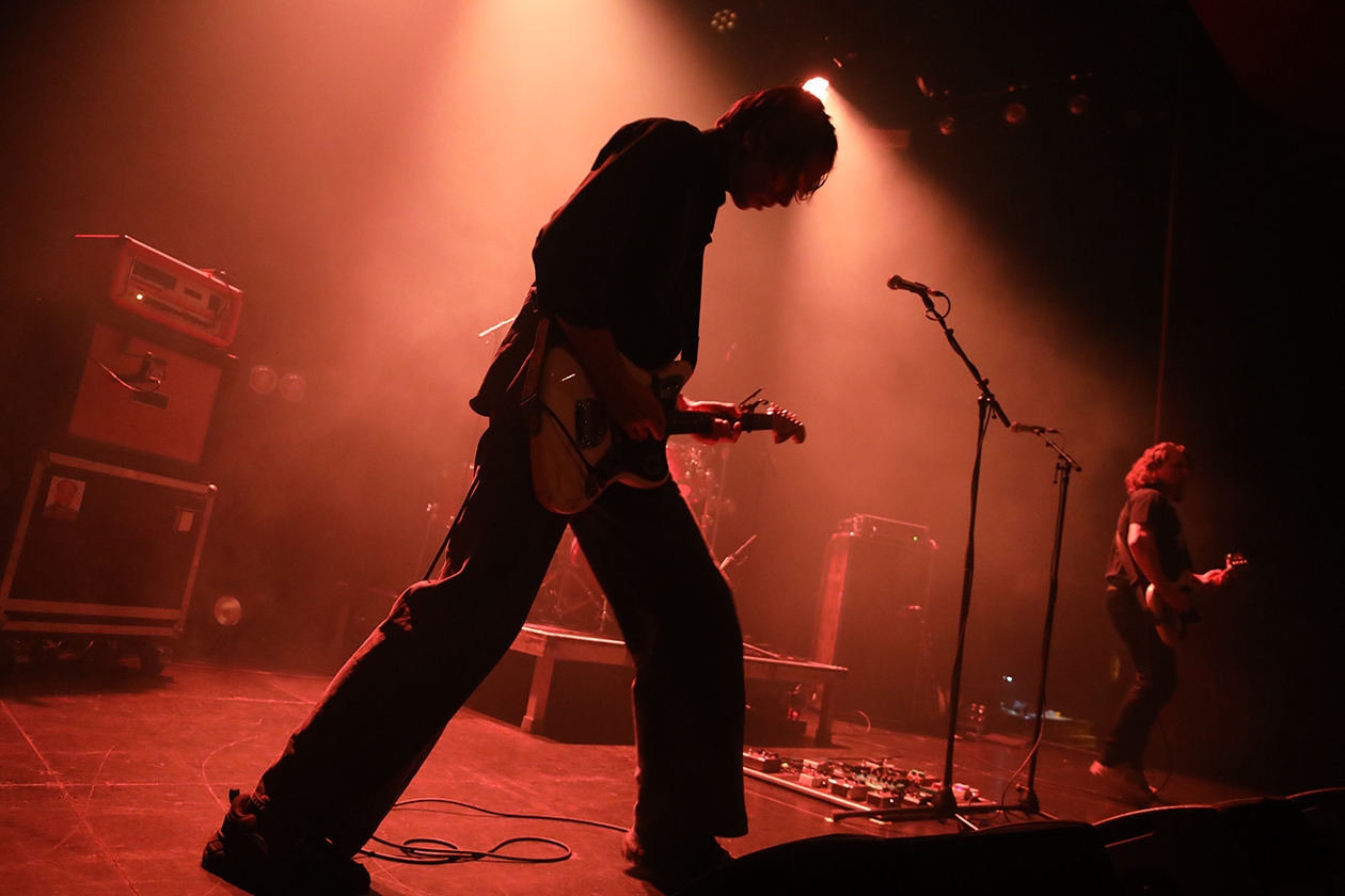 Die Nerven – Kevin Kuhn, Julian Knoth und Max Rieger auf  "Live Aus Dem Elfenbeinturm"-Tour im ausverkauften Gloria: Noise-Wut und Flucht vor Wirklichkeit. – Alarmstufe Rot im Gloria.