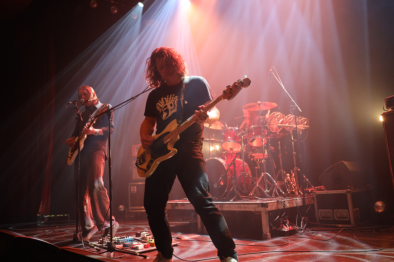 Die Nerven – Kevin Kuhn, Julian Knoth und Max Rieger auf  "Live Aus Dem Elfenbeinturm"-Tour im ausverkauften Gloria: Noise-Wut und Flucht vor Wirklichkeit. – Let There Be Rock.