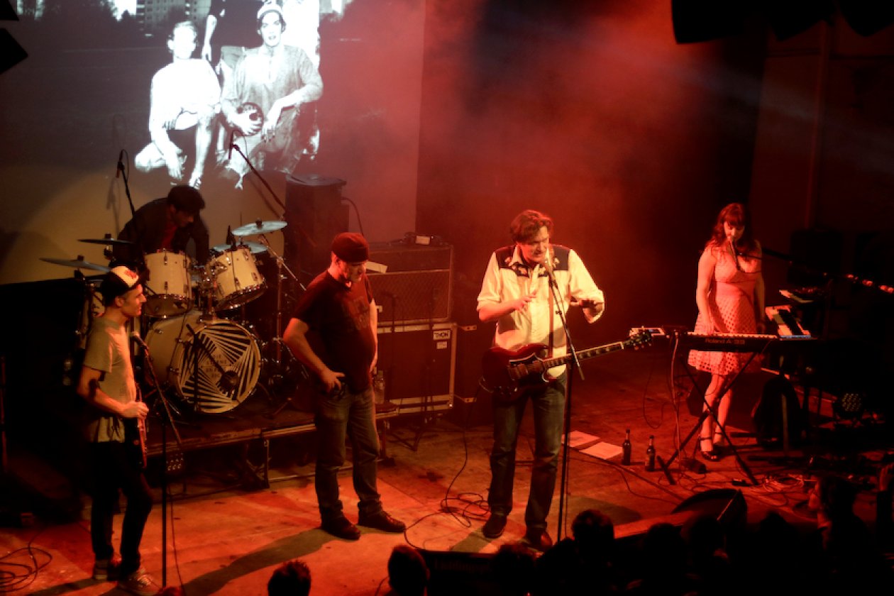 Die Sterne – "Posen" live und in voller Länge beim Lieblingsplatte Festival. – Es besteht Redebedarf. Techniker "Ömmes" hilft.
