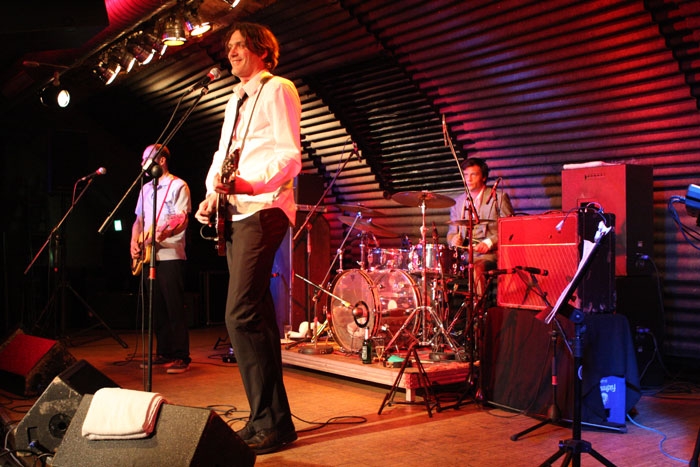 Die Sterne – Konzert im Jazzhaus am 19. April 2010 – Das Set umfasst eine systematische Verbindung alter und neuer Songs