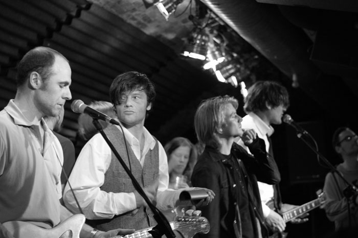 Die Sterne – Konzert im Jazzhaus am 19. April 2010 – "Stadt der Reichen" und die gewünschte Unterstützung auf der Bühne