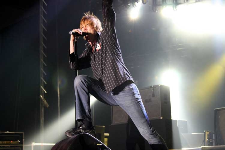 Die Toten Hosen – Potthässliche Location, gut aufgelegte Band. – ... und forderte das Auditorium auf, ...