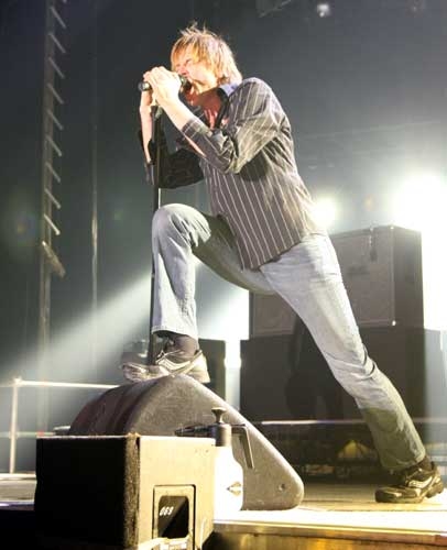 Potthässliche Location, gut aufgelegte Band. – In der hässlichen Messehalle: Die Toten Hosen