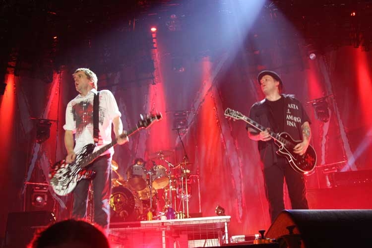 Potthässliche Location, gut aufgelegte Band. – In der hässlichen Messehalle: Die Toten Hosen
