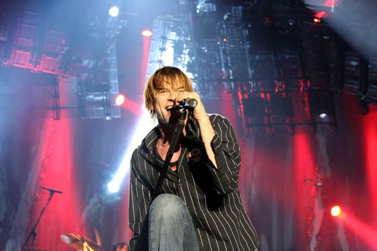 Potthässliche Location, gut aufgelegte Band. – In der hässlichen Messehalle: Die Toten Hosen