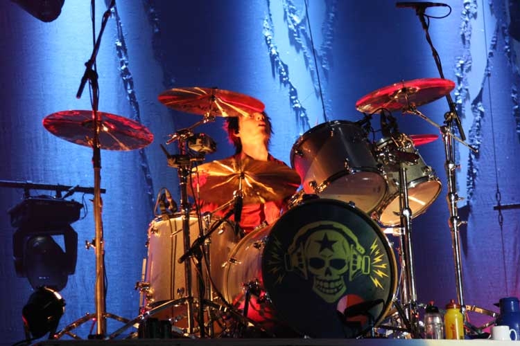 Potthässliche Location, gut aufgelegte Band. – In der hässlichen Messehalle: Die Toten Hosen