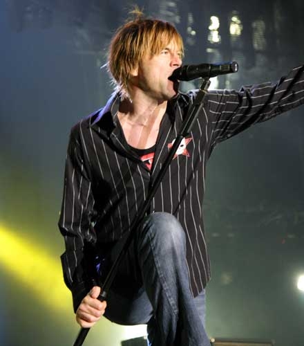 Die Toten Hosen – Potthässliche Location, gut aufgelegte Band. – ... heizen sie dem Publikum ...