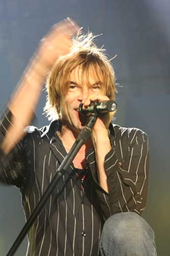Die Toten Hosen – Potthässliche Location, gut aufgelegte Band. – ... nahm Campino mit Humor ...