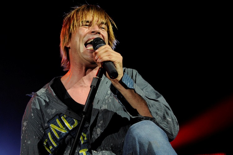 Keine leeren Versprechungen: Die Toten Hosen in Köln. – Schon beim Opener "Strom" leisten die Securities im Bühnengraben...