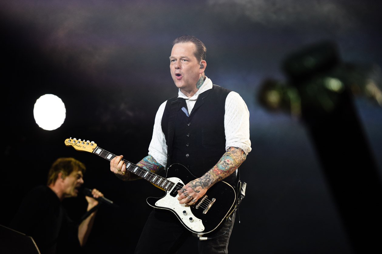 Die Toten Hosen – Stinkefinger in Richtung Terror: Campino und Band. – Der andere Andi.