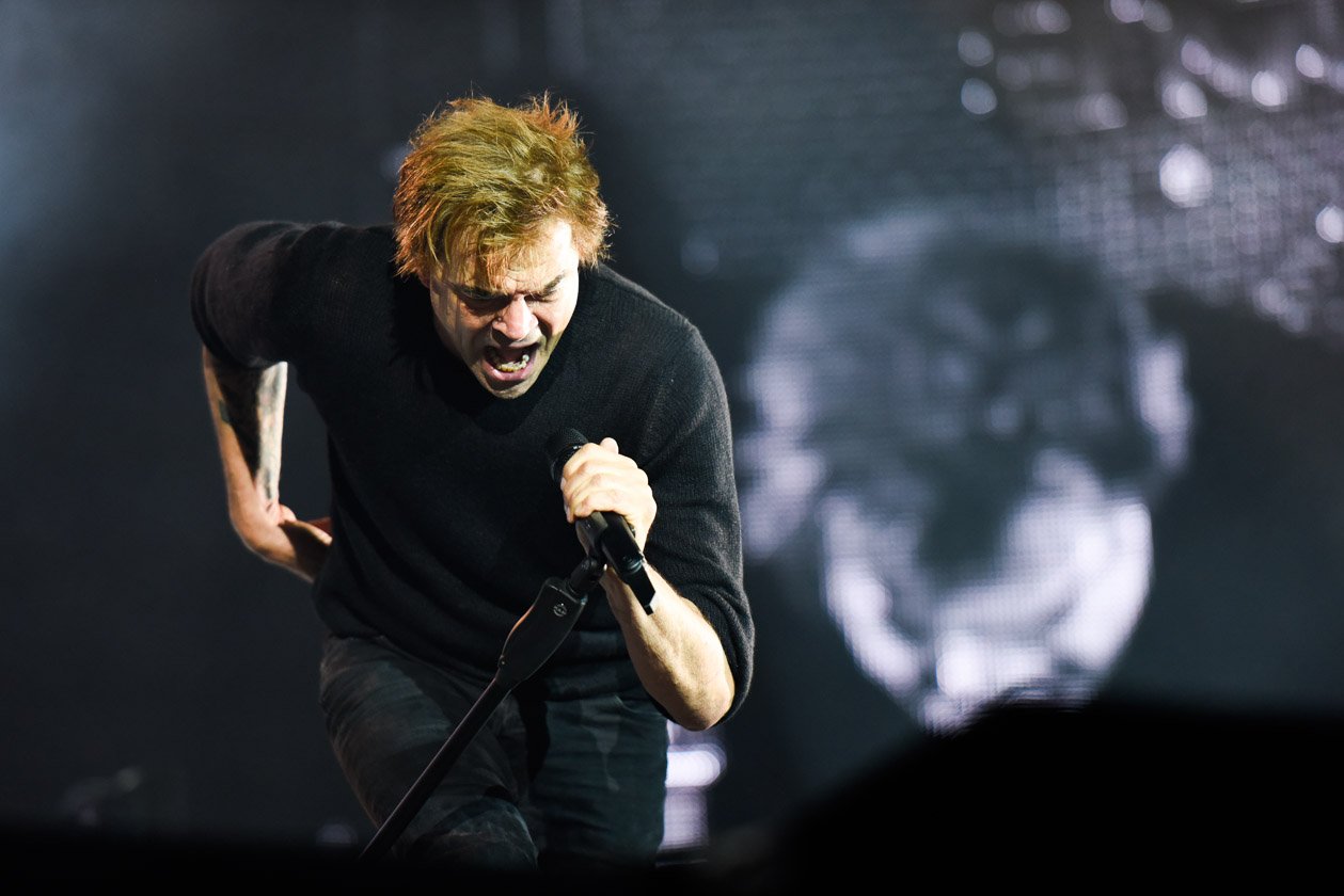 Die Toten Hosen – Stinkefinger in Richtung Terror: Campino und Band. – ... wie immer eine Bank.