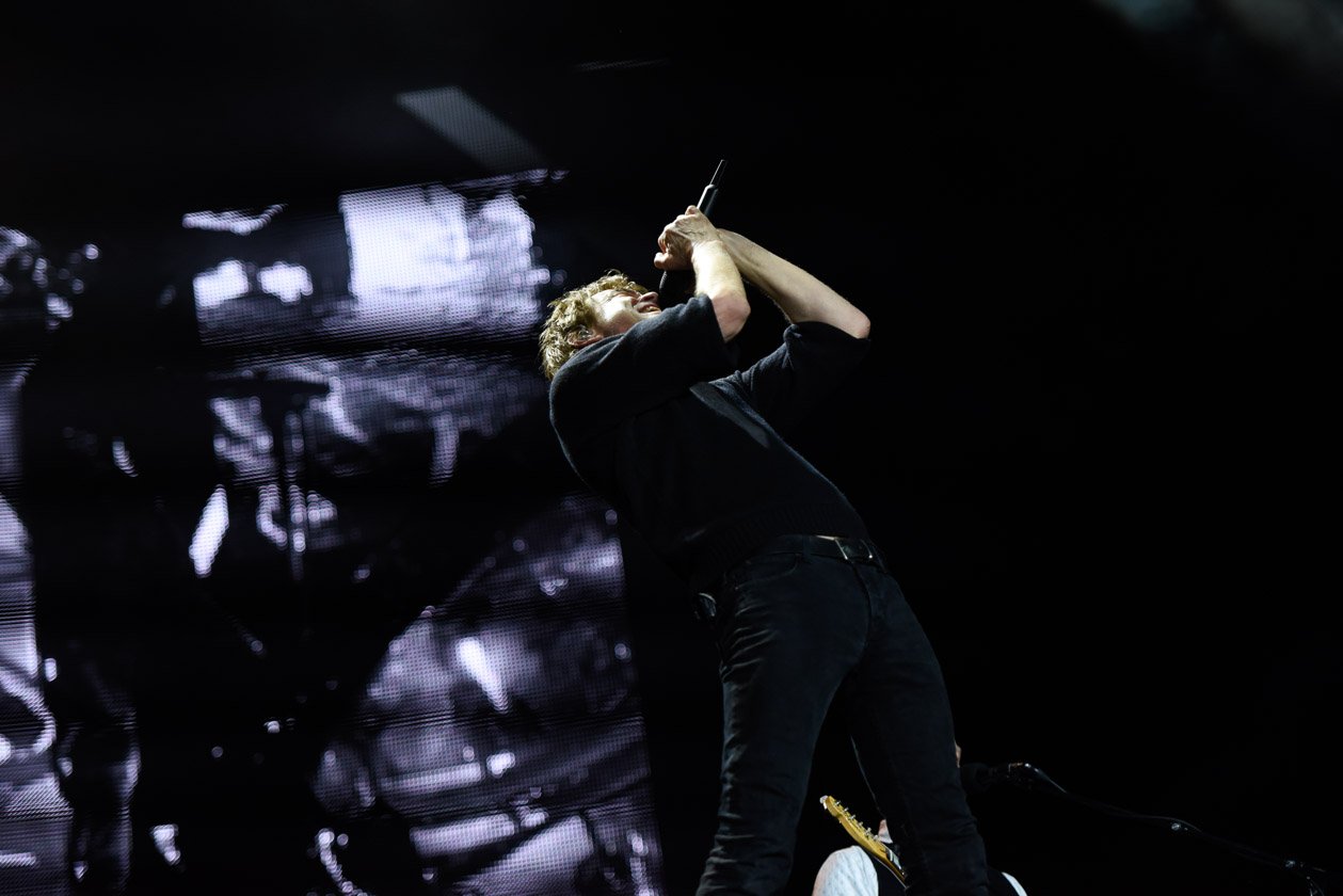 Die Toten Hosen – Stinkefinger in Richtung Terror: Campino und Band. – On stage.