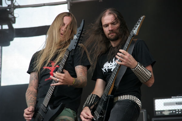 Auch schütteres Haar darf noch fliegen. – Dismember in action
