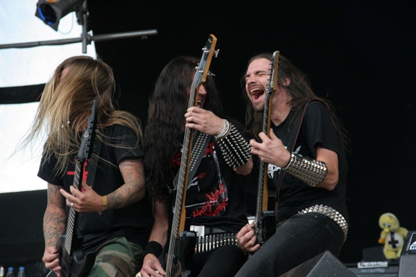 Auch schütteres Haar darf noch fliegen. – Dismember in action