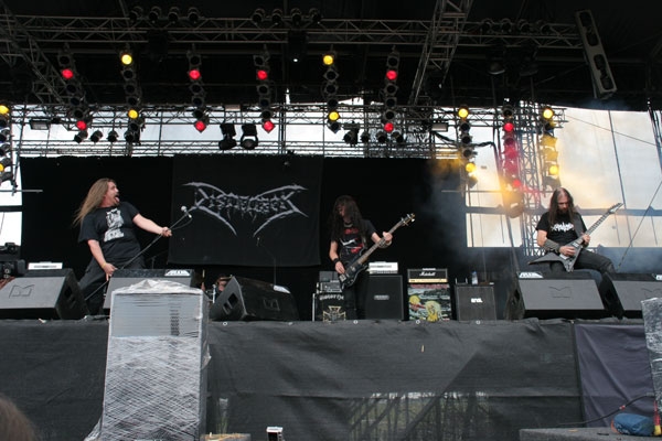 Auch schütteres Haar darf noch fliegen. – Dismember in action
