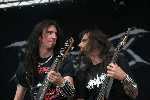 Auch schütteres Haar darf noch fliegen. – Dismember in action