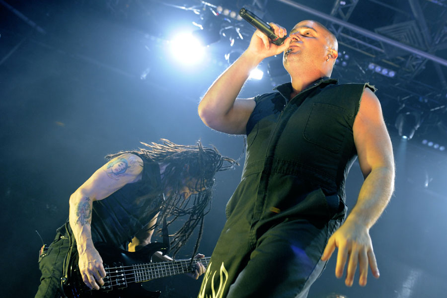 David Draiman lässt nichts anbrennen in der Düsseldorfer Philipshalle – John Moyer und David Draiman von Disturbed