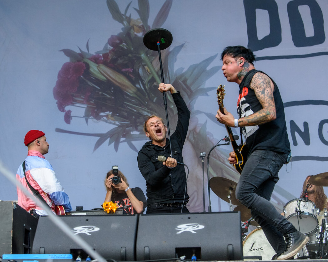 Ingo Knollmann und Band Legten ein gewohnt energetisches Set auf die Bretter, die die Welt bedeuten. – Donots.