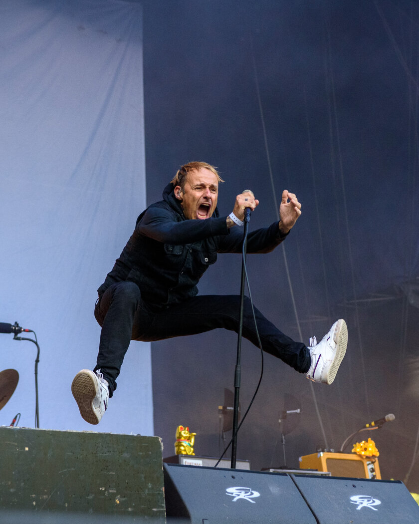 Ingo Knollmann und Band Legten ein gewohnt energetisches Set auf die Bretter, die die Welt bedeuten. – Donots.