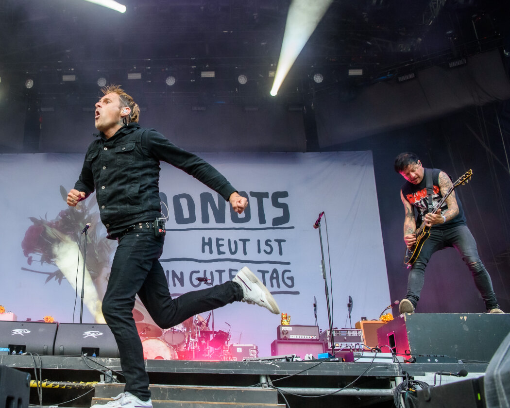 Ingo Knollmann und Band Legten ein gewohnt energetisches Set auf die Bretter, die die Welt bedeuten. – Donots.