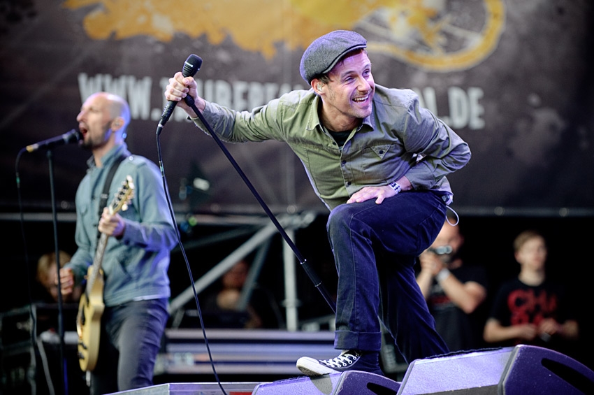 Unser Fotograf Michael Grein war bei den Donots auf der Bühne ... – Donots, Taubertal 2011