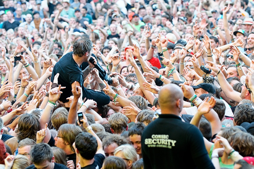 Unser Fotograf Michael Grein war bei den Donots auf der Bühne ... – Donots, Taubertal 2011
