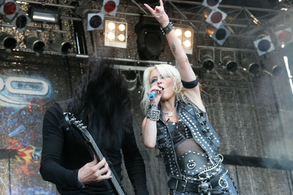 Doro – Die Metal-Queen hat auch in Dinkelsbühl ihre Fans. – 