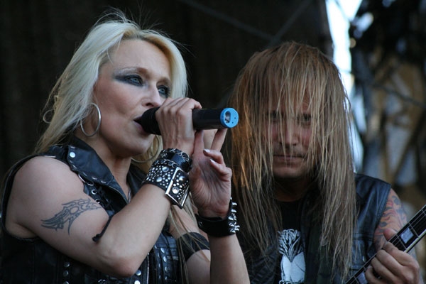 Doro – Die Metal-Queen hat auch in Dinkelsbühl ihre Fans. – 