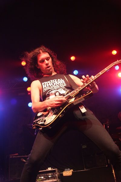 DragonForce – Die Briten machen sich trotz technischer Fertigkeiten weitgehend zum Affen. – 