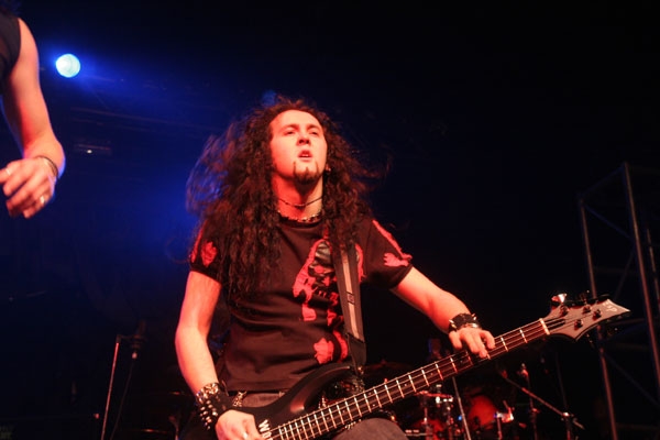 DragonForce – Die Briten machen sich trotz technischer Fertigkeiten weitgehend zum Affen. – 