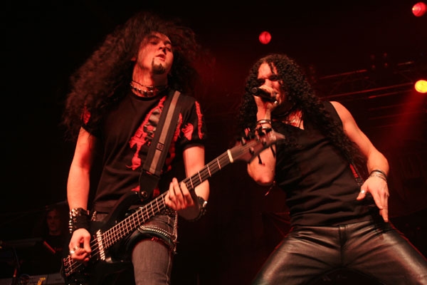 DragonForce – Die Briten machen sich trotz technischer Fertigkeiten weitgehend zum Affen. – 