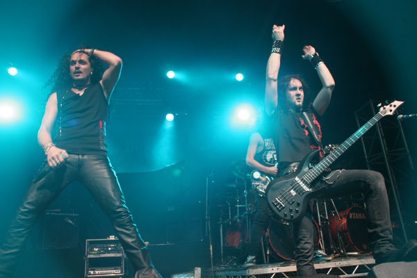 DragonForce – Die Briten machen sich trotz technischer Fertigkeiten weitgehend zum Affen. – 