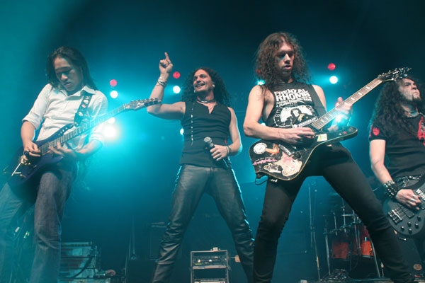 DragonForce – Die Briten machen sich trotz technischer Fertigkeiten weitgehend zum Affen. – 