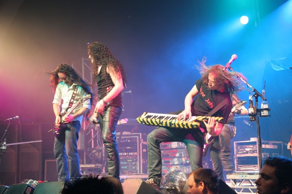 DragonForce – Die Briten machen sich trotz technischer Fertigkeiten weitgehend zum Affen. – 