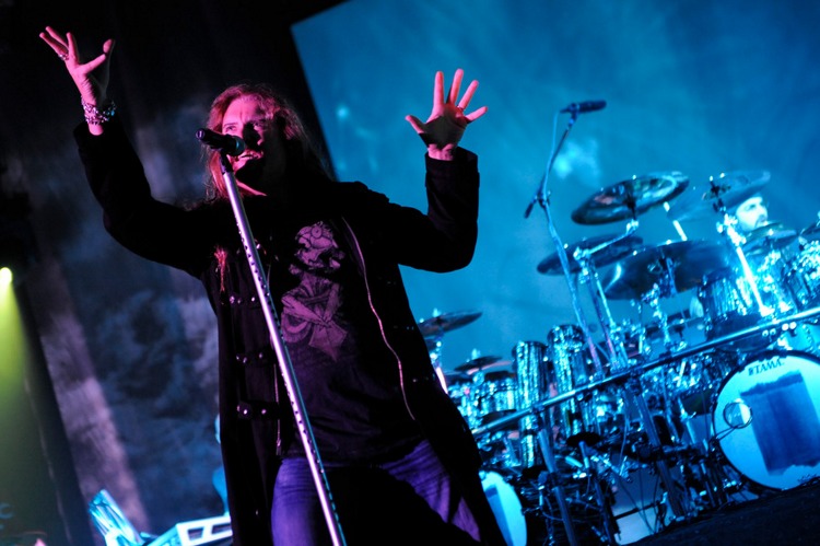 Zusammen mit Opeth in Düsseldorf: Dream Theater. – ... etwas mit der Technik, sein Mikro...