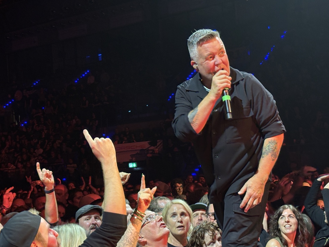Sänger Ken Casey und Band auf Tuchfühlung mit dem Publikum: viel Power und Politik. – Dropkick Murphys.