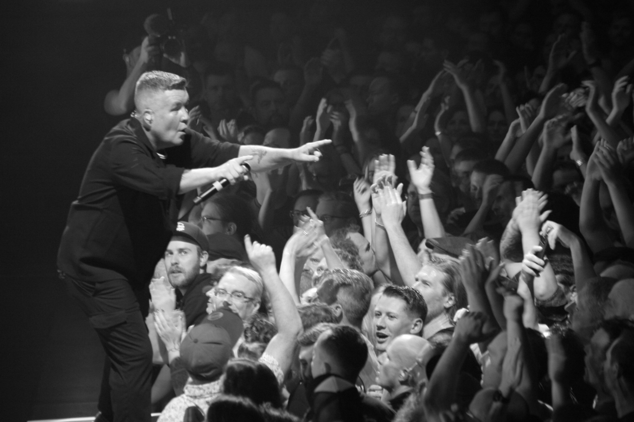 Sänger Ken Casey und Band auf Tuchfühlung mit dem Publikum: viel Power und Politik. – Dropkick Murphys.