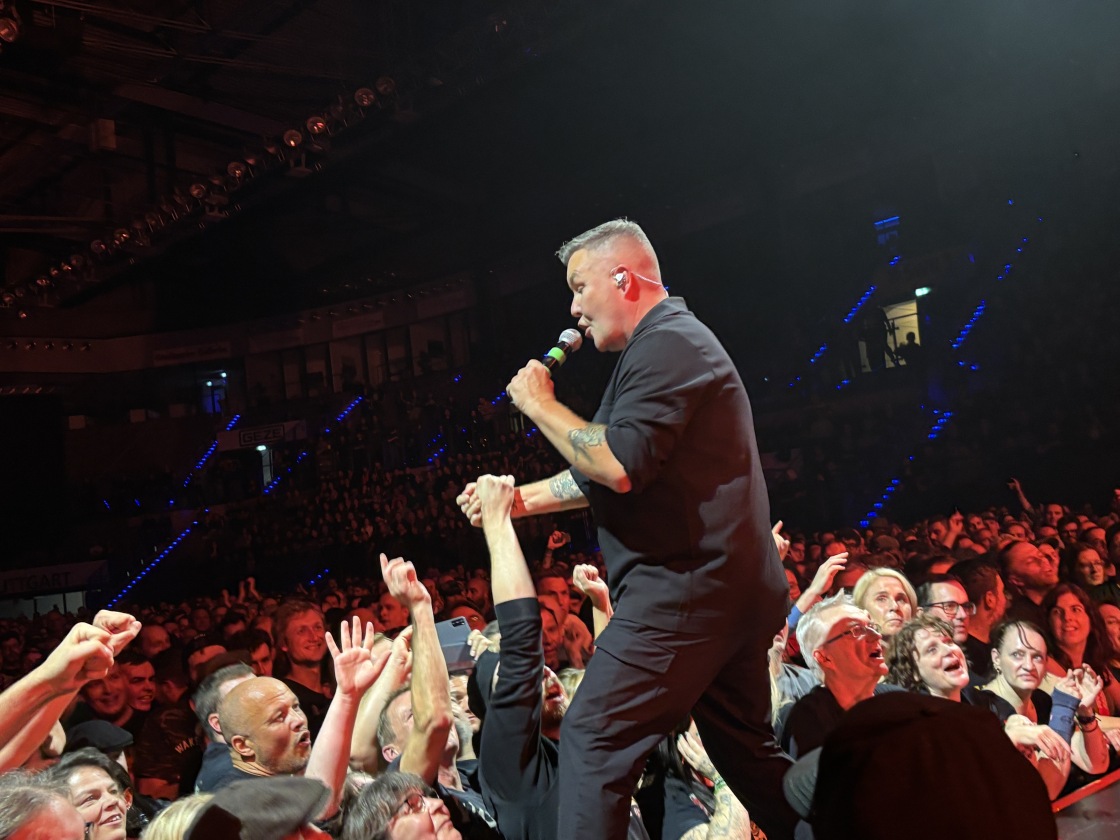 Sänger Ken Casey und Band auf Tuchfühlung mit dem Publikum: viel Power und Politik. – Dropkick Murphys.