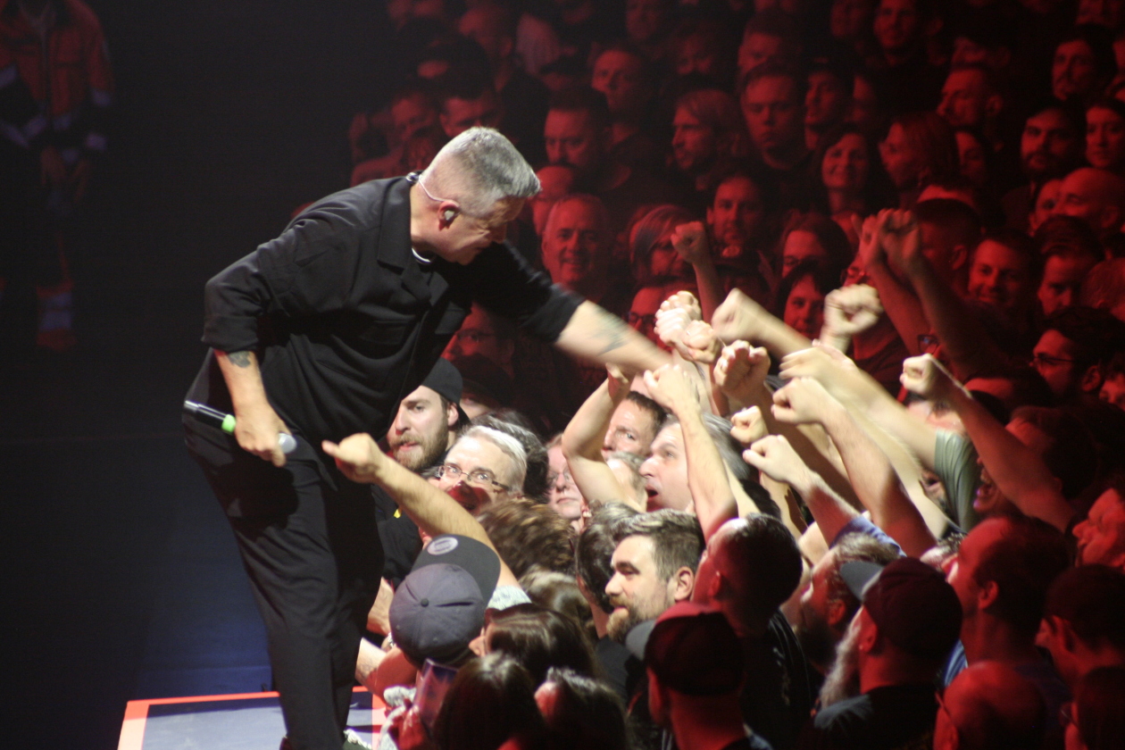 Sänger Ken Casey und Band auf Tuchfühlung mit dem Publikum: viel Power und Politik. – Dropkick Murphys.