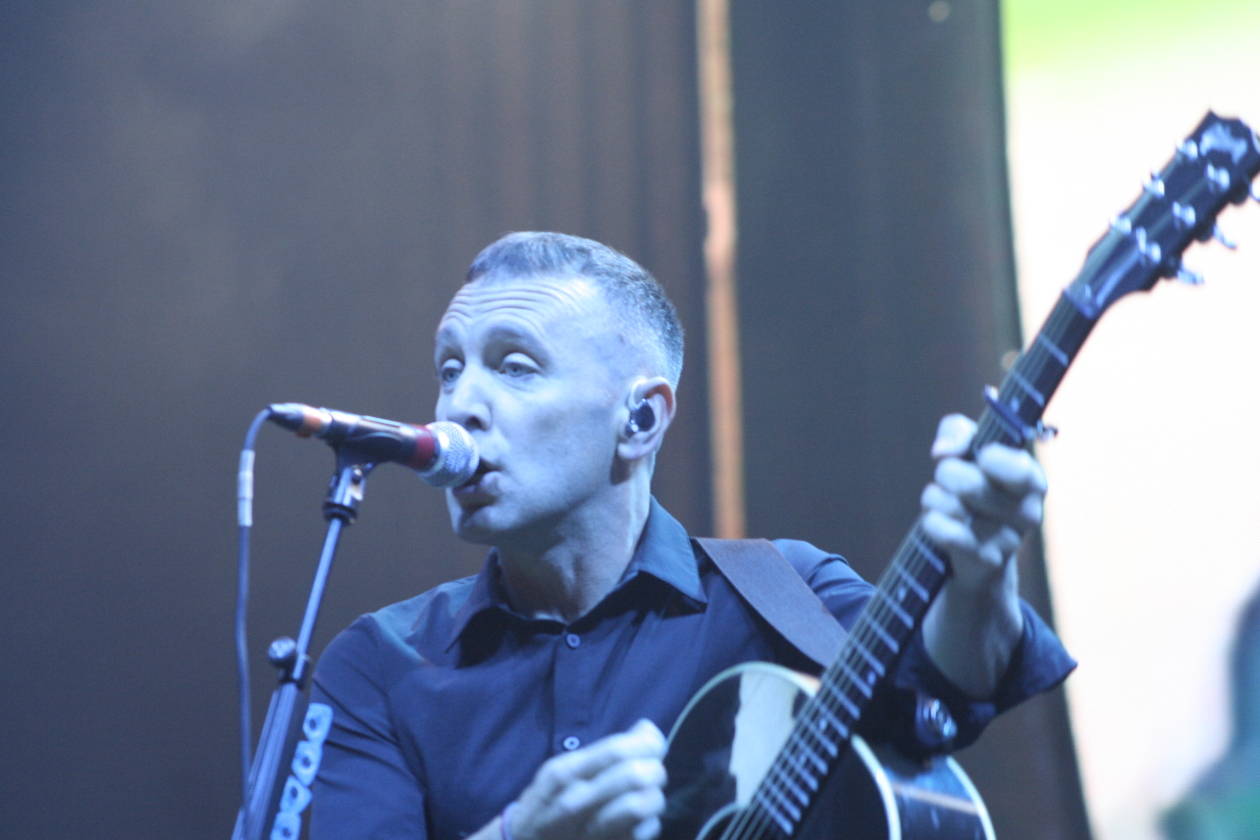 Sänger Ken Casey und Band auf Tuchfühlung mit dem Publikum: viel Power und Politik. – Dropkick Murphys.