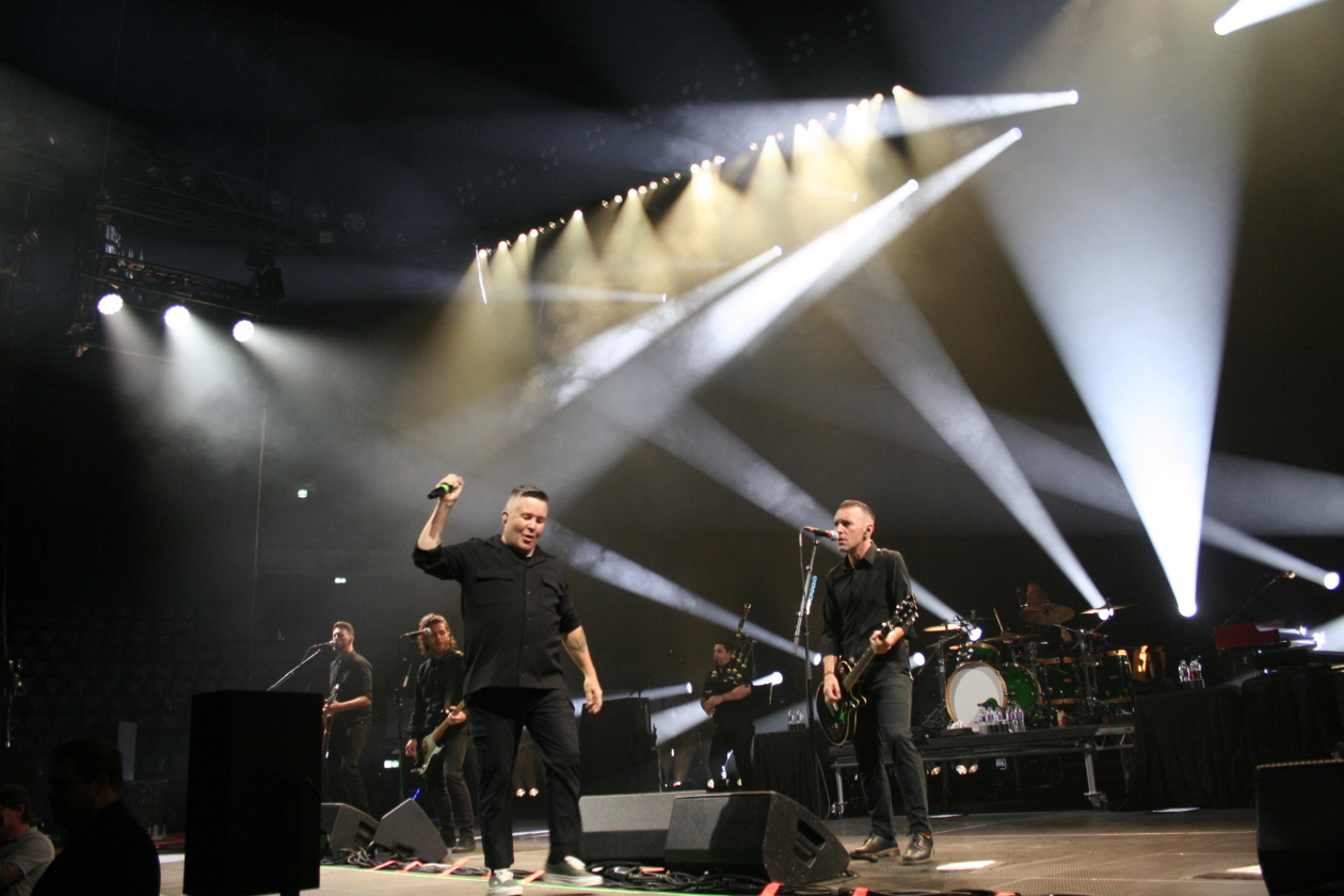 Sänger Ken Casey und Band auf Tuchfühlung mit dem Publikum: viel Power und Politik. – Dropkick Murphys.